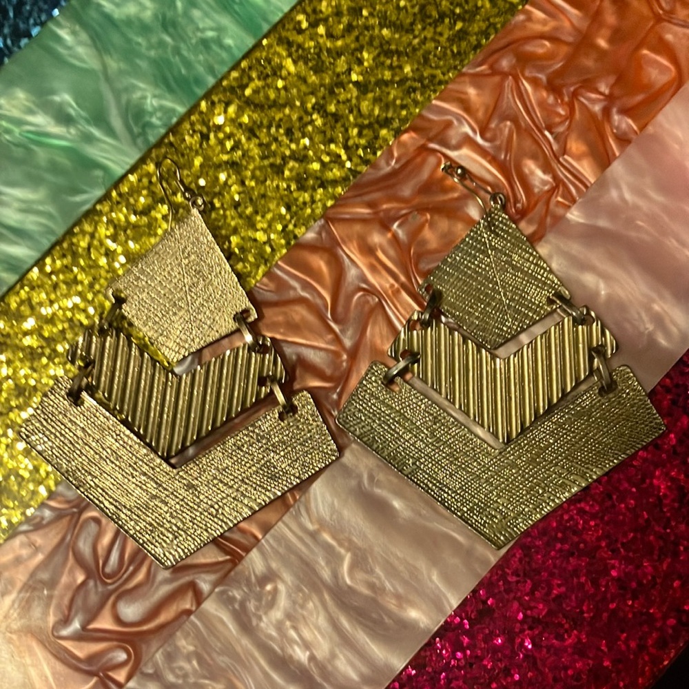 Beautiful, vintage, gold earrings.